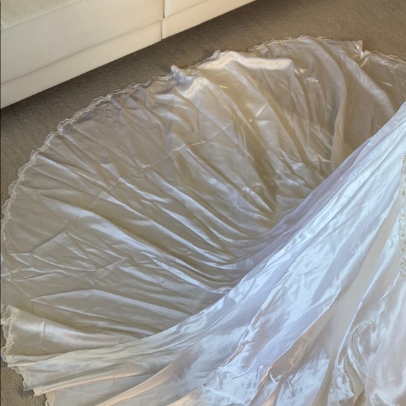 Elegant Vintage Ivory Lace Wedding Gown - Picture 6 of 16